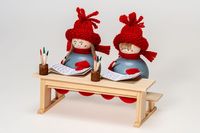 Tonttu Bertta und Tonttu Viho sitzen am Schultisch