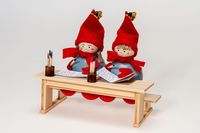 Tonttu Bertta und Tonttu Viho sitzen am Schultisch